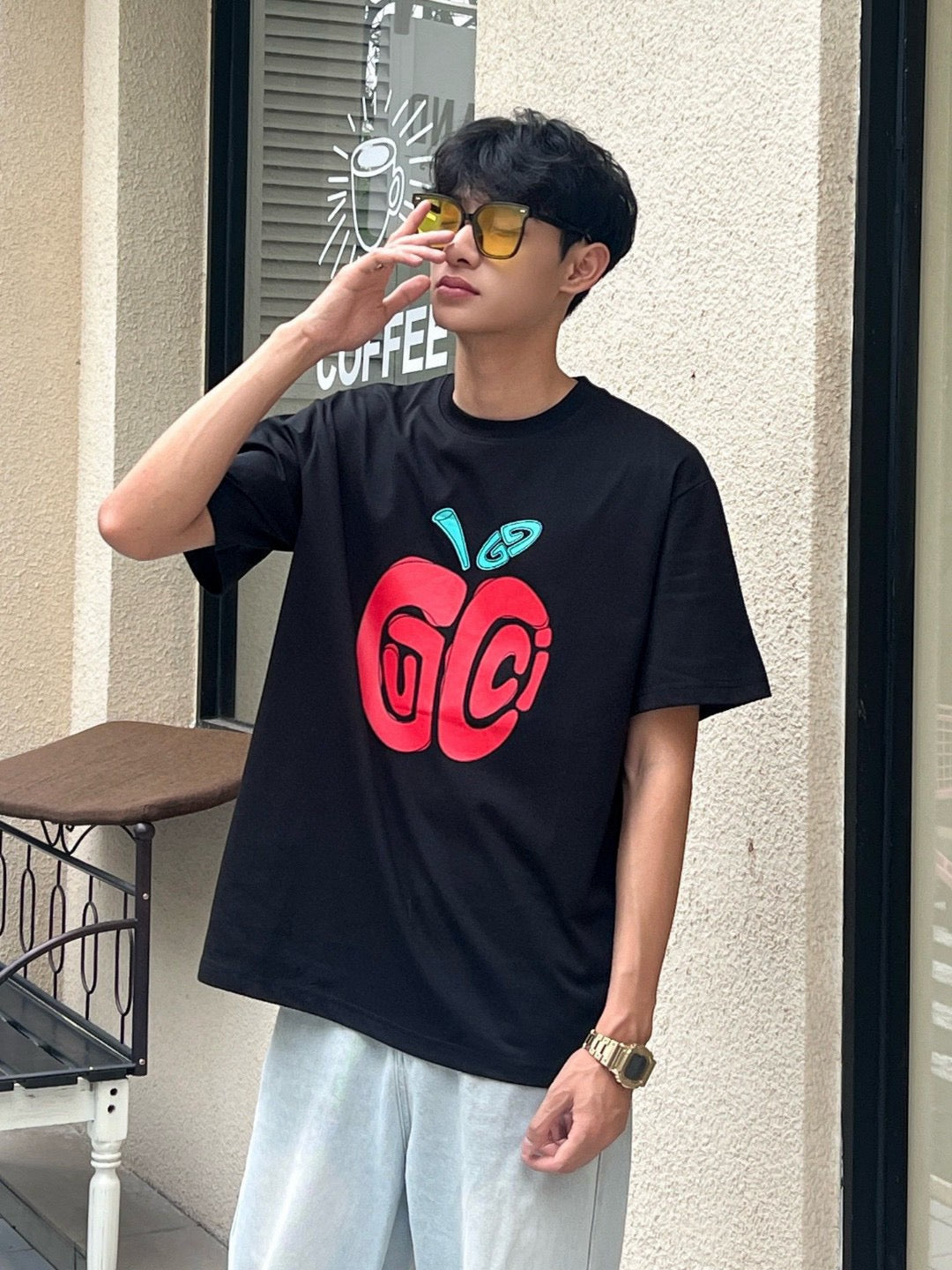 Camiseta Gucci con logo de manzana (negra)