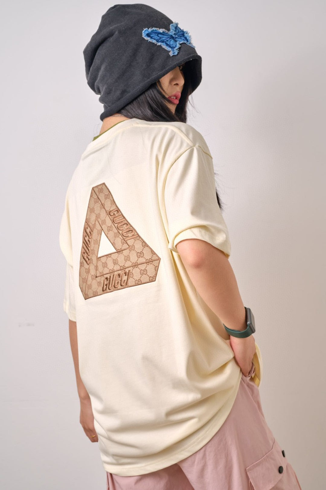 Camiseta beige con logo triangular de Gucci