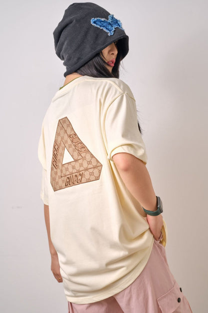 Camiseta beige con logo triangular de Gucci