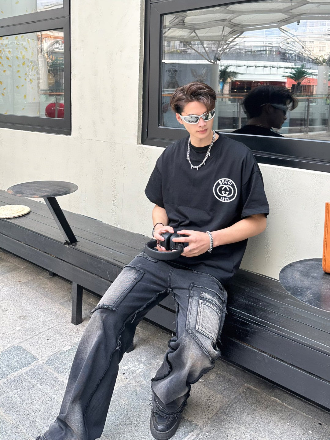 Camiseta gráfica con el logo de Gucci 1921 (Negra)