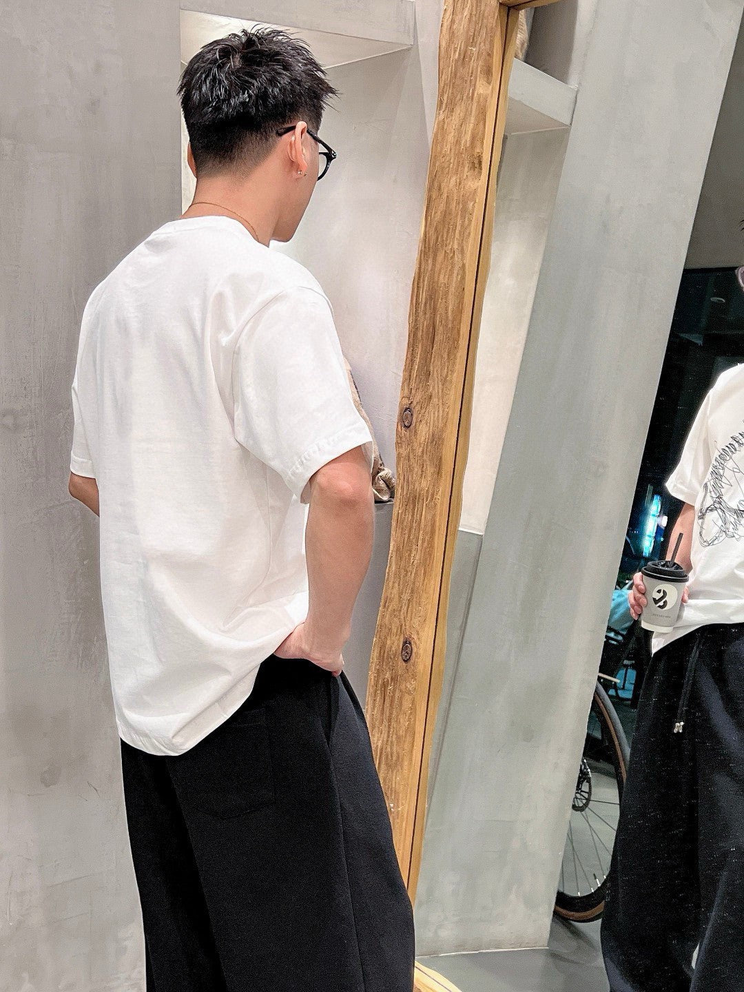 Camiseta Dior con diseño de garabatos