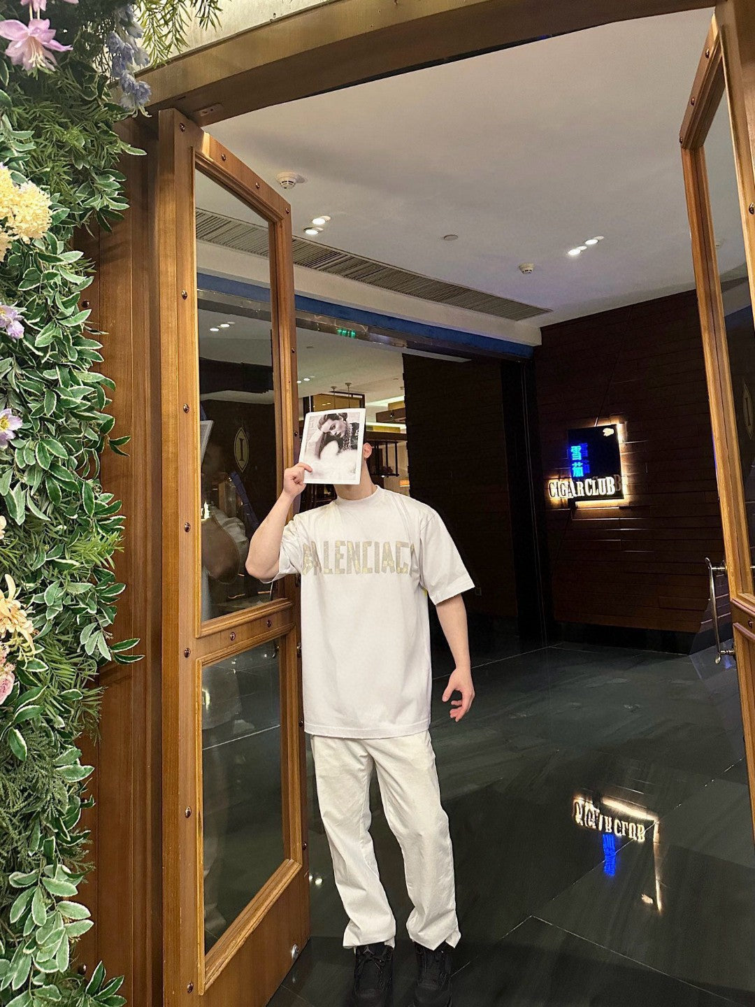 Camiseta Balenciaga Pastel Logo en color blanco hueso