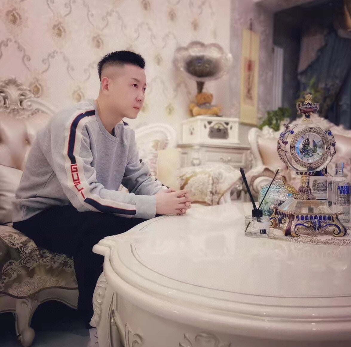 Sudadera gris Gucci con detalle de rayas