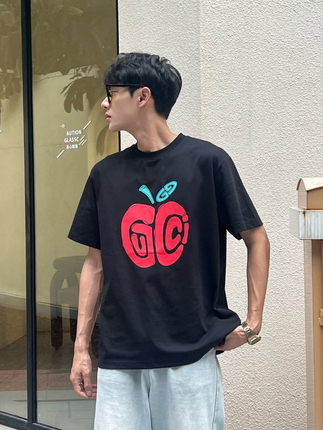 Camiseta Gucci con logo de manzana (negra)