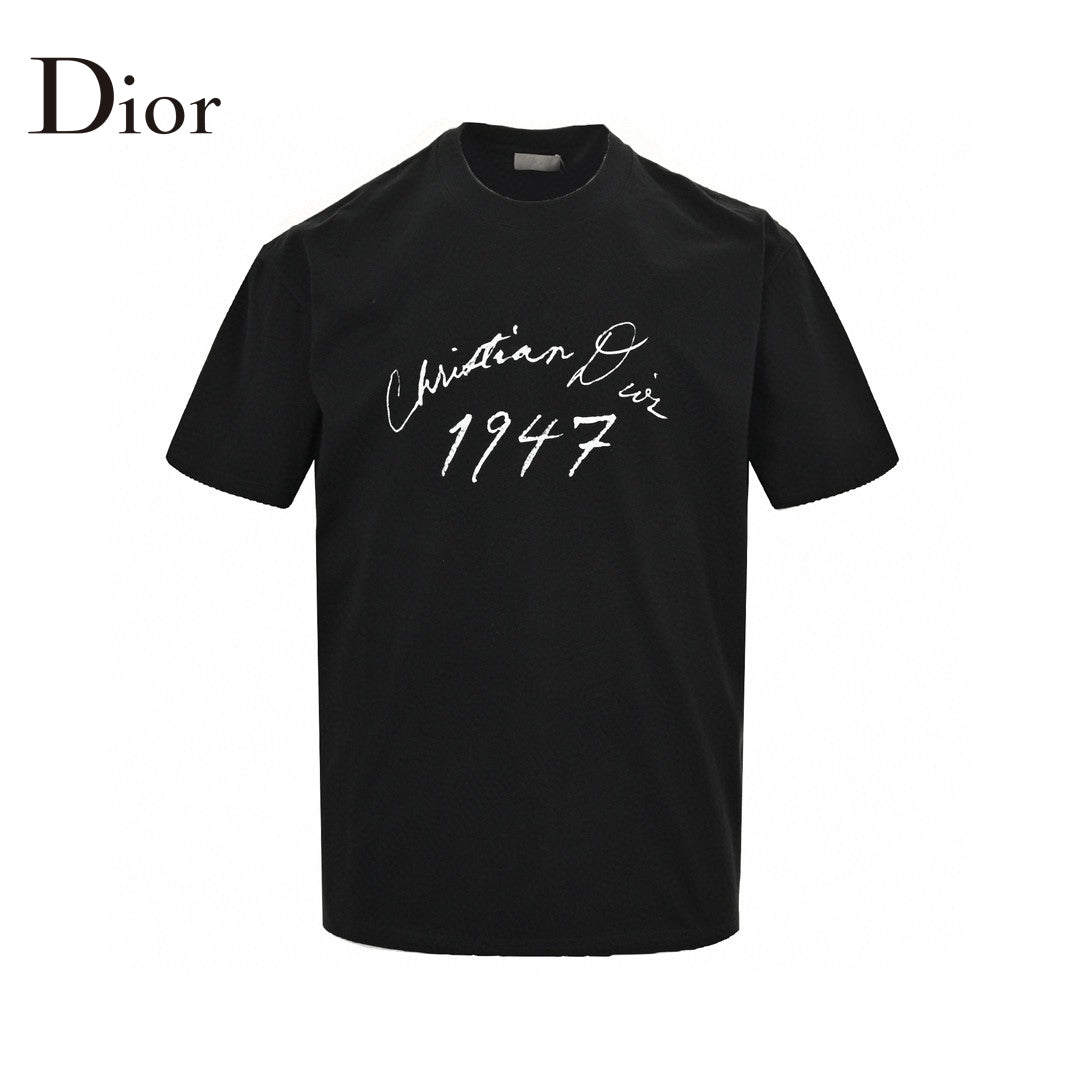Dior 1947 Signature T-shirt - Black Unisex Streetwear Limited Edition - This Dior t-shirt features the signature of Christian Dior along with the year 1947, printed