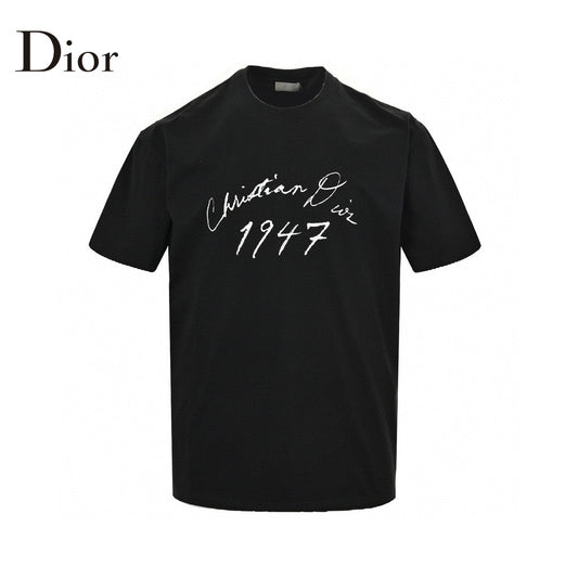 Dior 1947 Signature T-shirt - Black Unisex Streetwear Limited Edition - This Dior t-shirt features the signature of Christian Dior along with the year 1947, printed