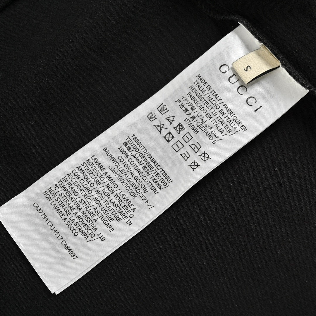 Camiseta negra de Gucci con estampado de dinosaurio rosa