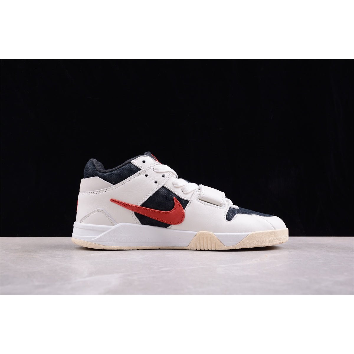 JORDAN Jumpman Jack Tr - University - Red Unisex Streetwear Limited Edition - Step into the spotlight with the Jordan Jumpman Jack TR x University Red, a dynamic