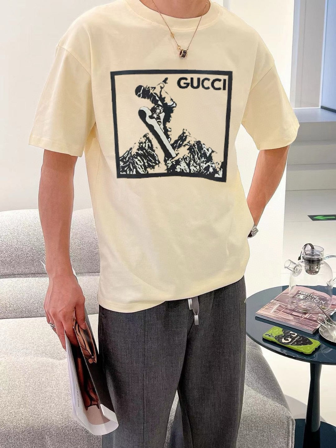 Camiseta con gráfico de snowboarder de Gucci