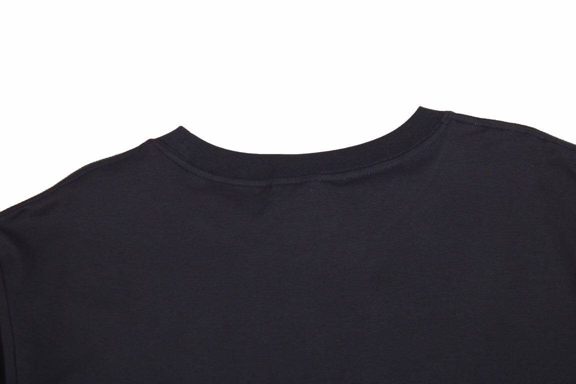 Camiseta Dior con logo minimalista