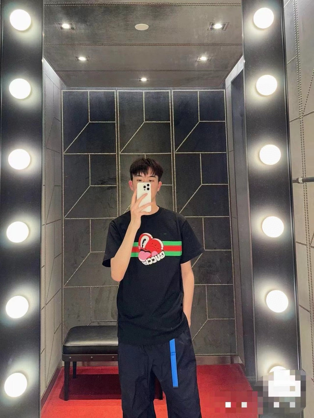 Camiseta negra Gucci con estampado de corazón