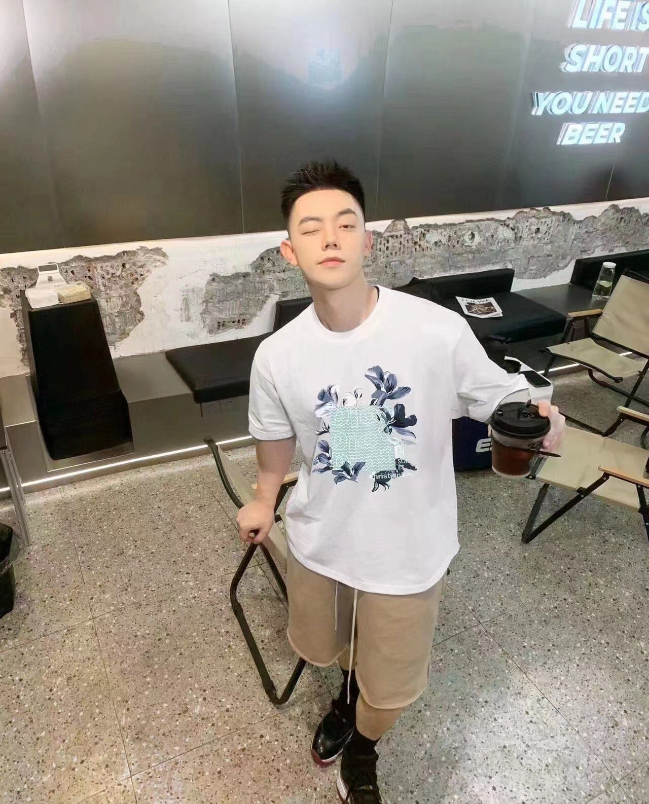 Camiseta Dior con diseño gráfico floral