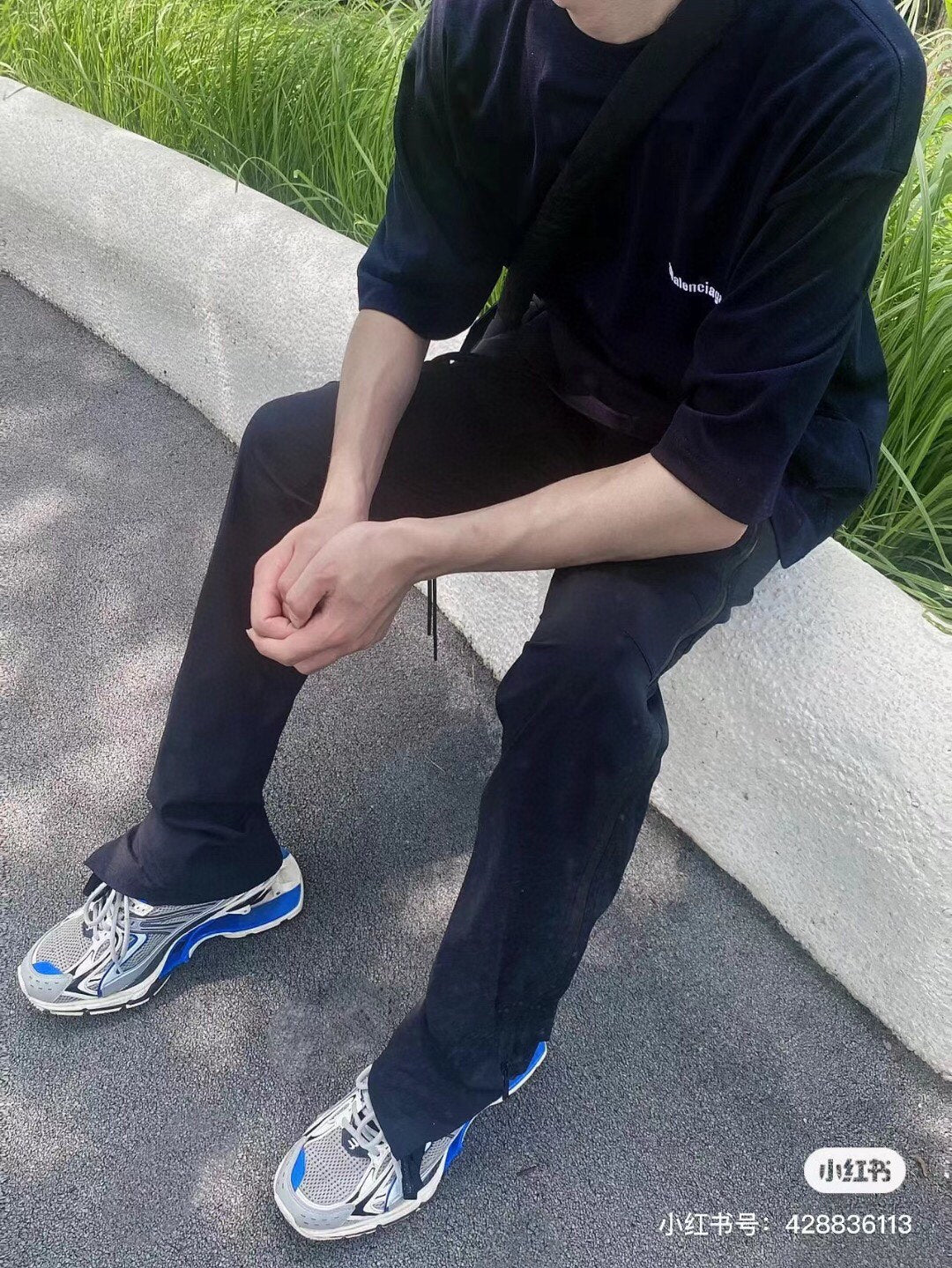 CAMISETA MINIMALISTA NEGRA DE BALENCIAGA