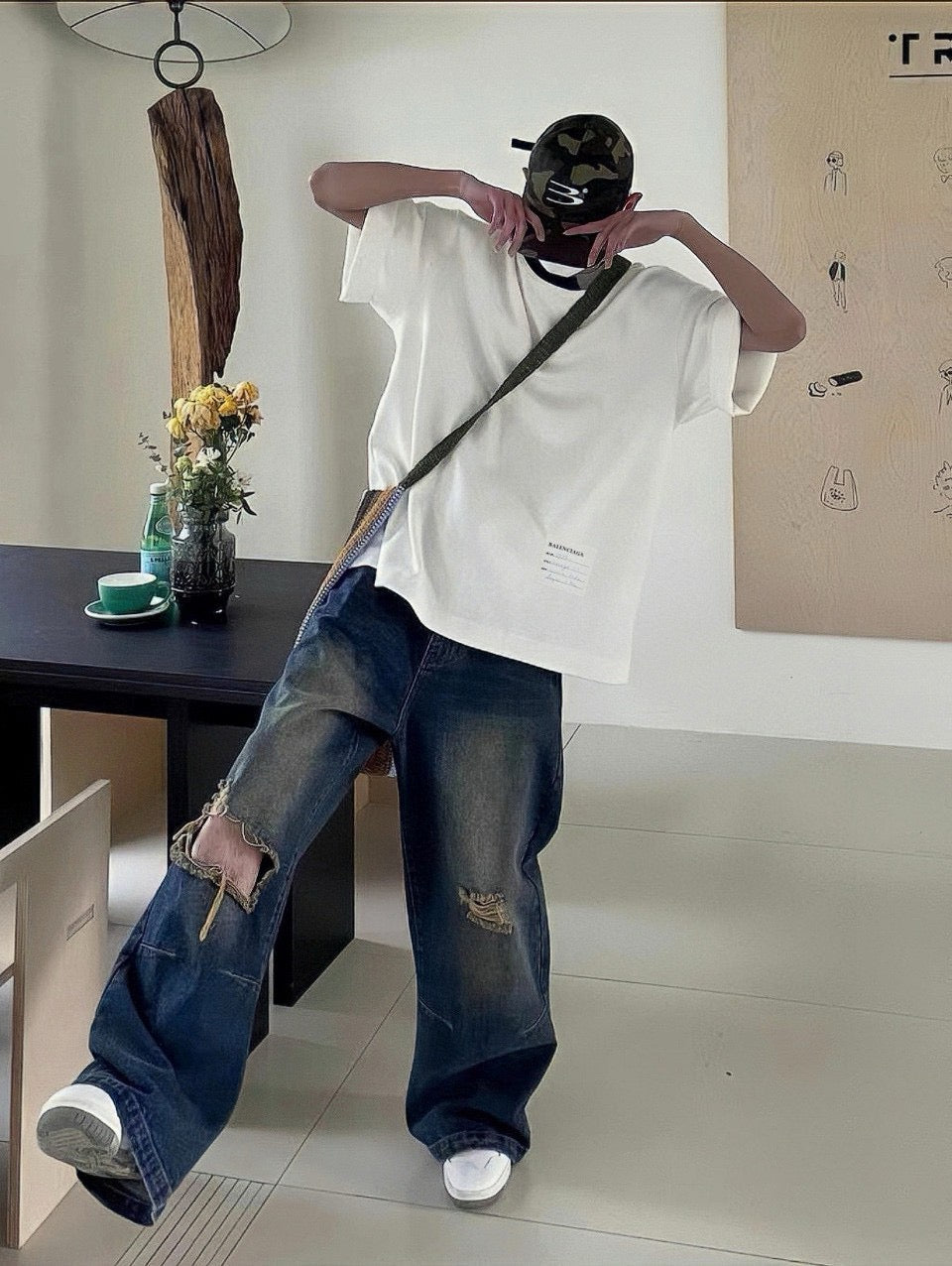 Camiseta blanca Balenciaga con detalle de etiqueta