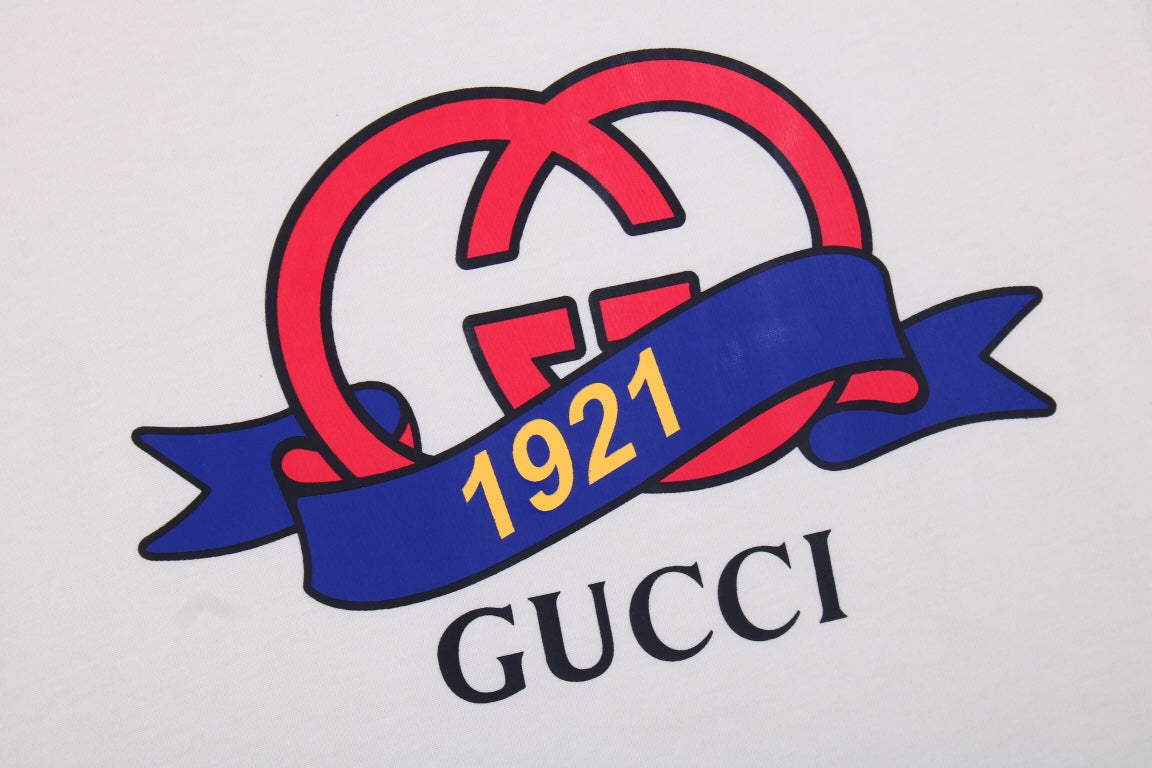 Gucci 1921 Logo T-shirt - Red Unisex Streetwear Limited Edition - <p dir='ltr'><span>This Gucci t-shirt features a bold graphic design with a '1921' banner across