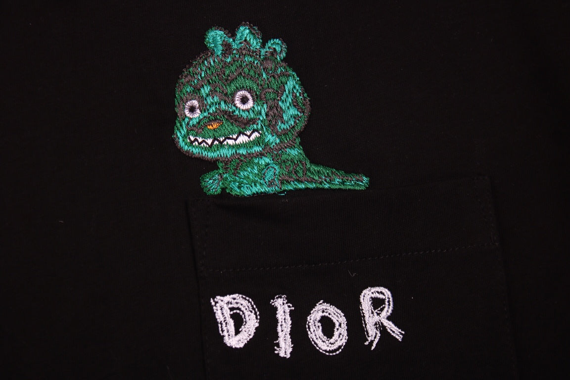 Dior Embroidered Lizard T-shirt - - Black Unisex Streetwear Limited Edition - <span>This Dior t-shirt in black features a unique embroidered lizard design above the pocket, with