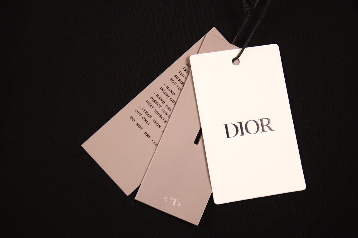 Dior Embroidered Lizard T-shirt - - Black Unisex Streetwear Limited Edition - <span>This Dior t-shirt in black features a unique embroidered lizard design above the pocket, with