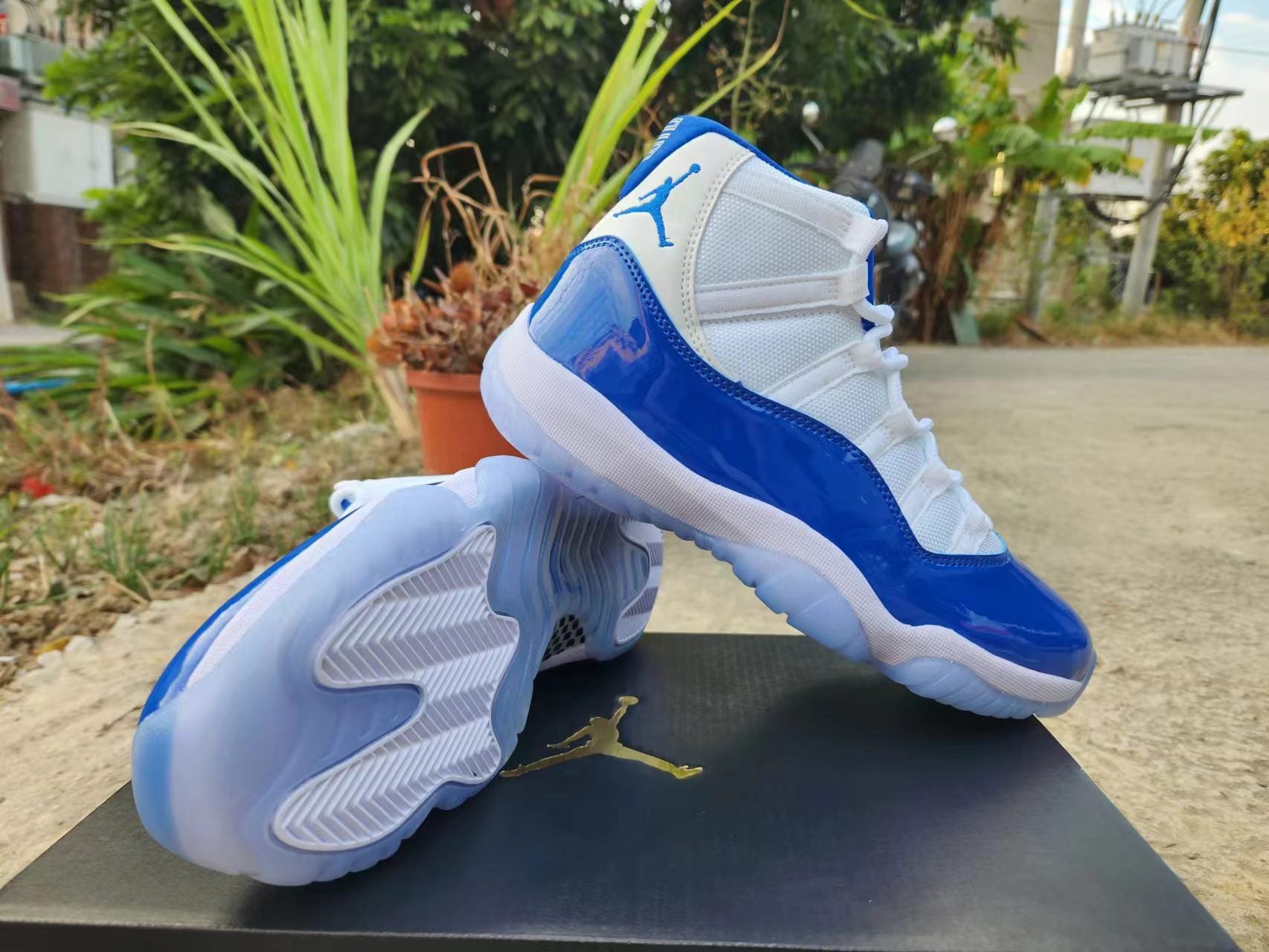 JORDAN 11 Blue And Sneakers - White Unisex Streetwear Limited Edition - The Air Jordan 11 in White and Legend Blue is a refined and timeless sneaker