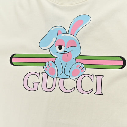Camiseta gráfica de Gucci con conejito