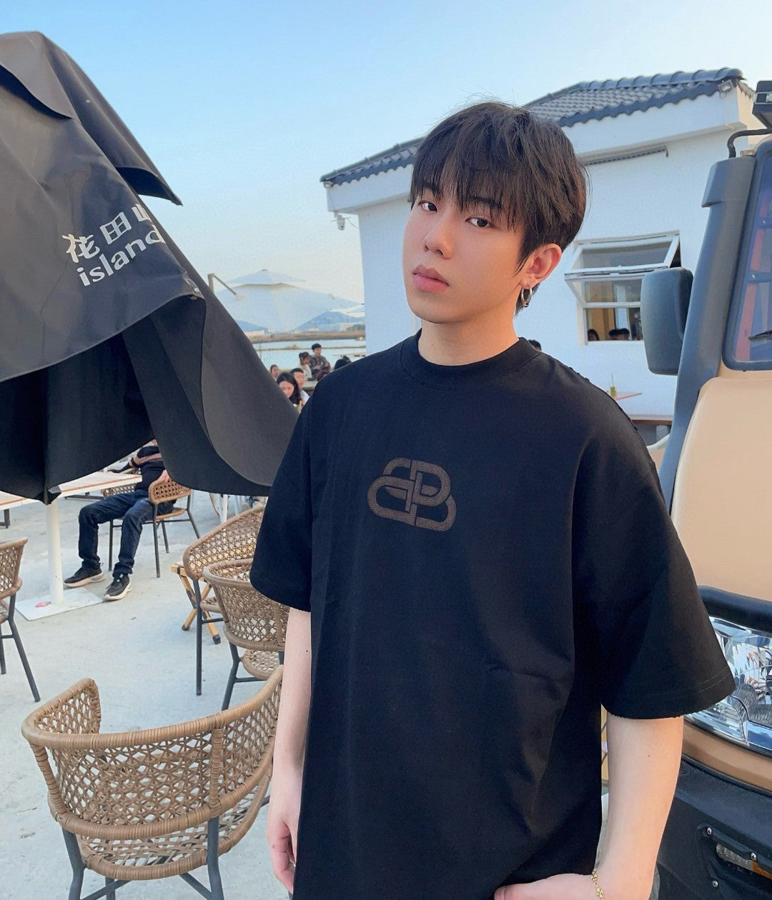 Camiseta Balenciaga - Logotipo monocromático