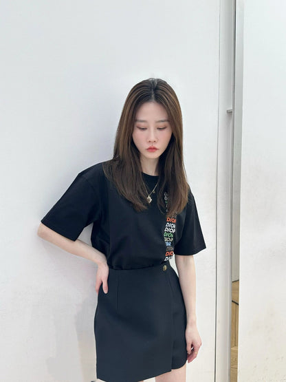 Camiseta Dior - Logotipo vertical multicolor