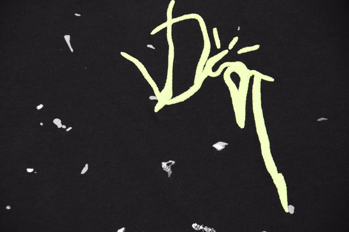 Camiseta Dior con logo neón