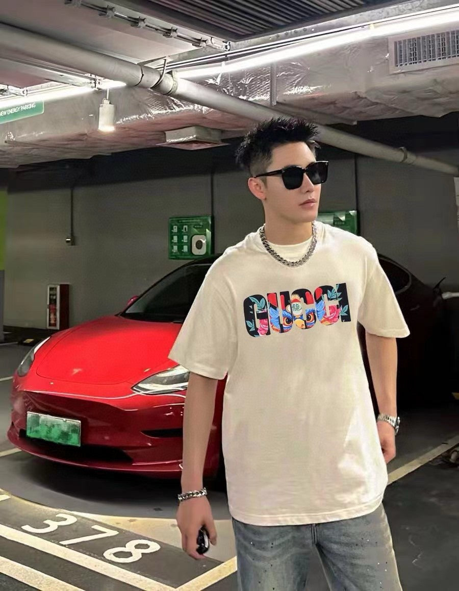 Gucci Graphic T-shirt (cream) Unisex Streetwear Limited Edition - <span>This cream Gucci t-shirt showcases a bold and colorful graphic design. The vibrant artwork features