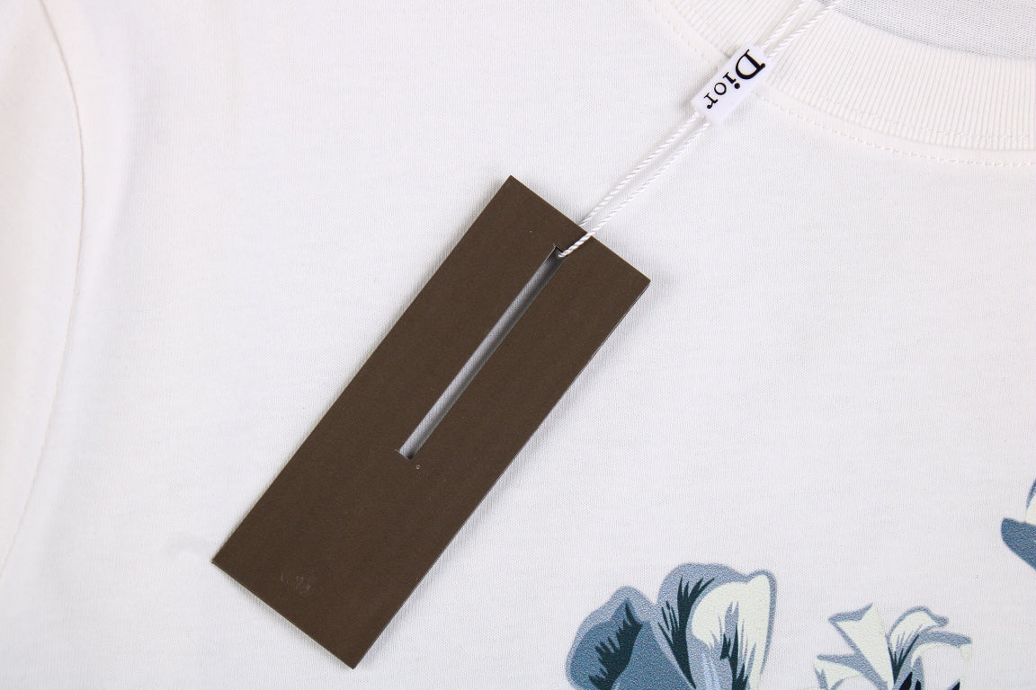 Camiseta Dior con diseño gráfico floral