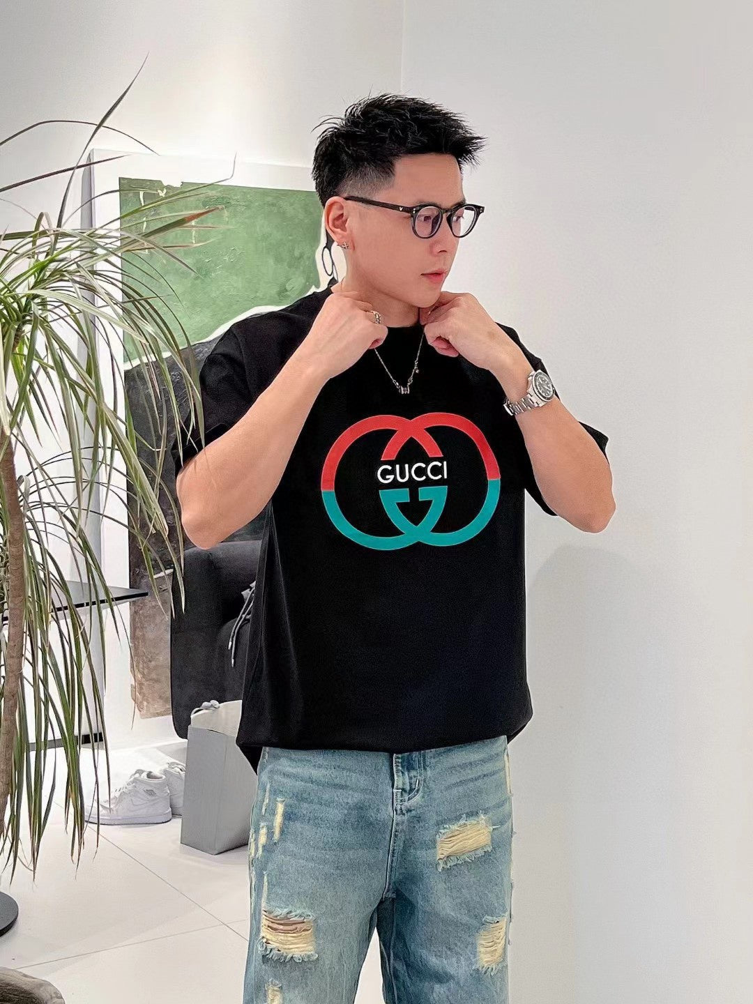 Camiseta negra con logo GG entrelazado de Gucci.