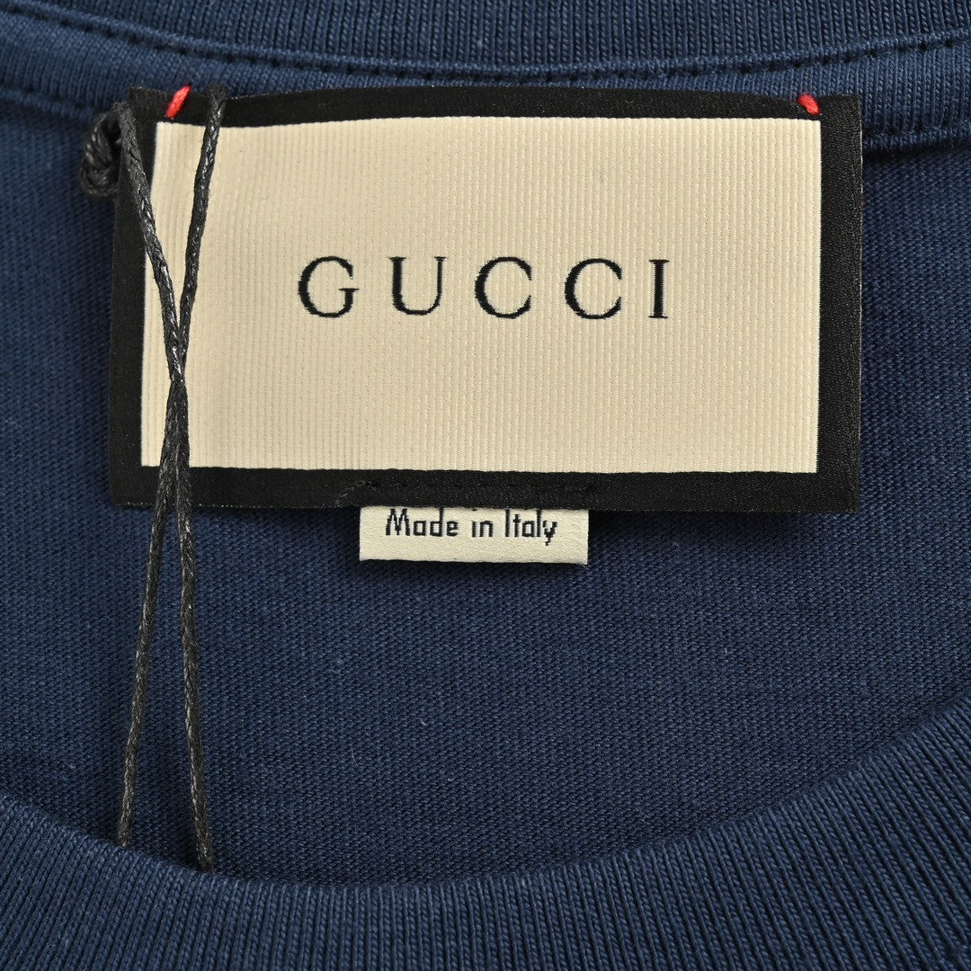 Gucci T-shirt With Overlapping Logo - Navy Unisex Streetwear Limited Edition - <span>Modern and trendy. Features overlapping Gucci logo in red and green. Made from high-quality fabric.