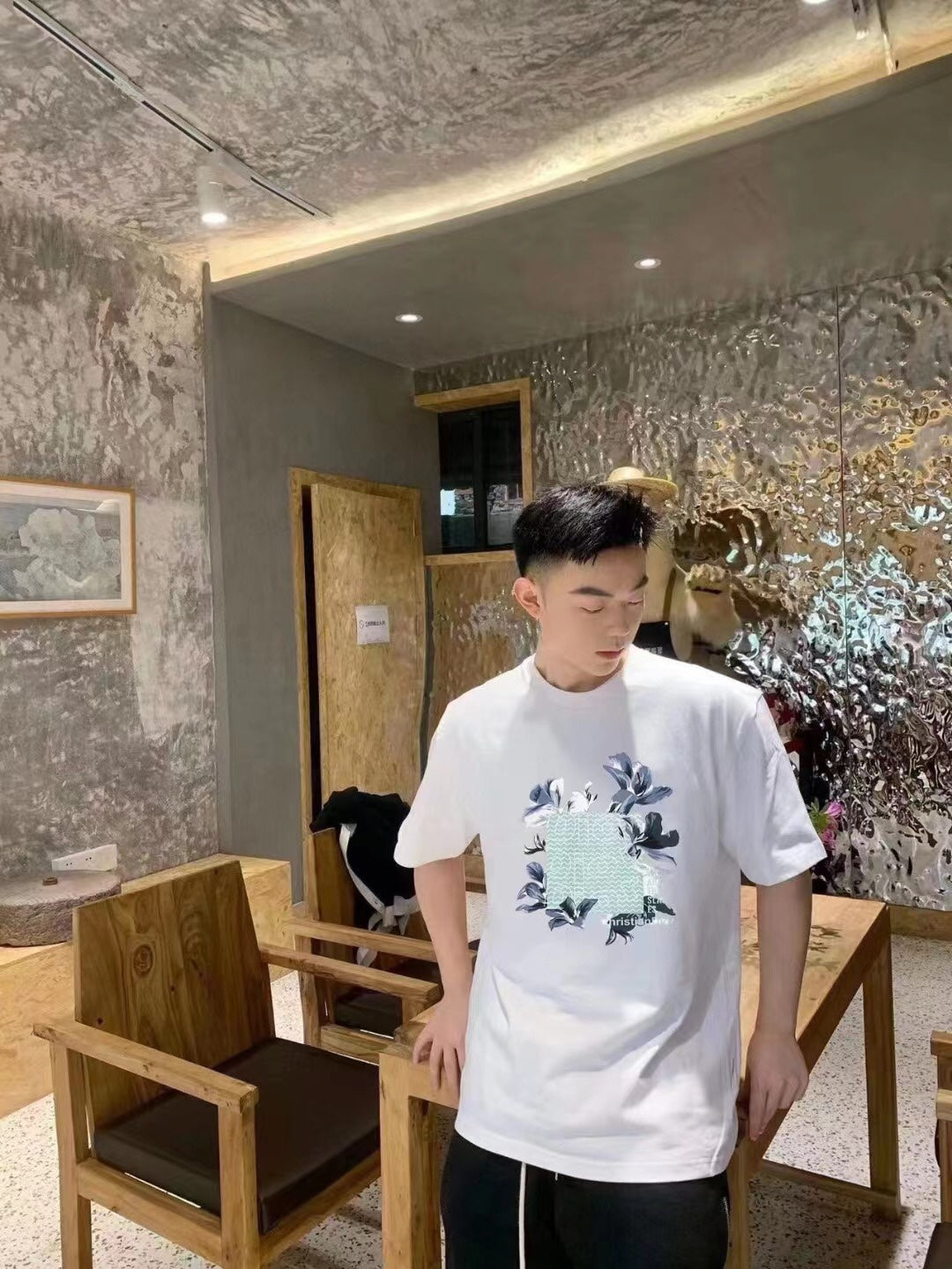 Camiseta Dior con diseño gráfico floral