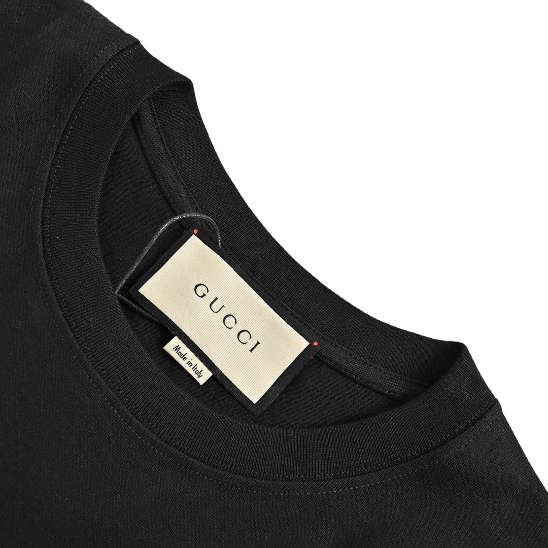Gucci Interlocking Gg T-shirt - Black Unisex Streetwear Limited Edition - This Gucci t-shirt features a minimalist design with the interlocking GG logo in green and