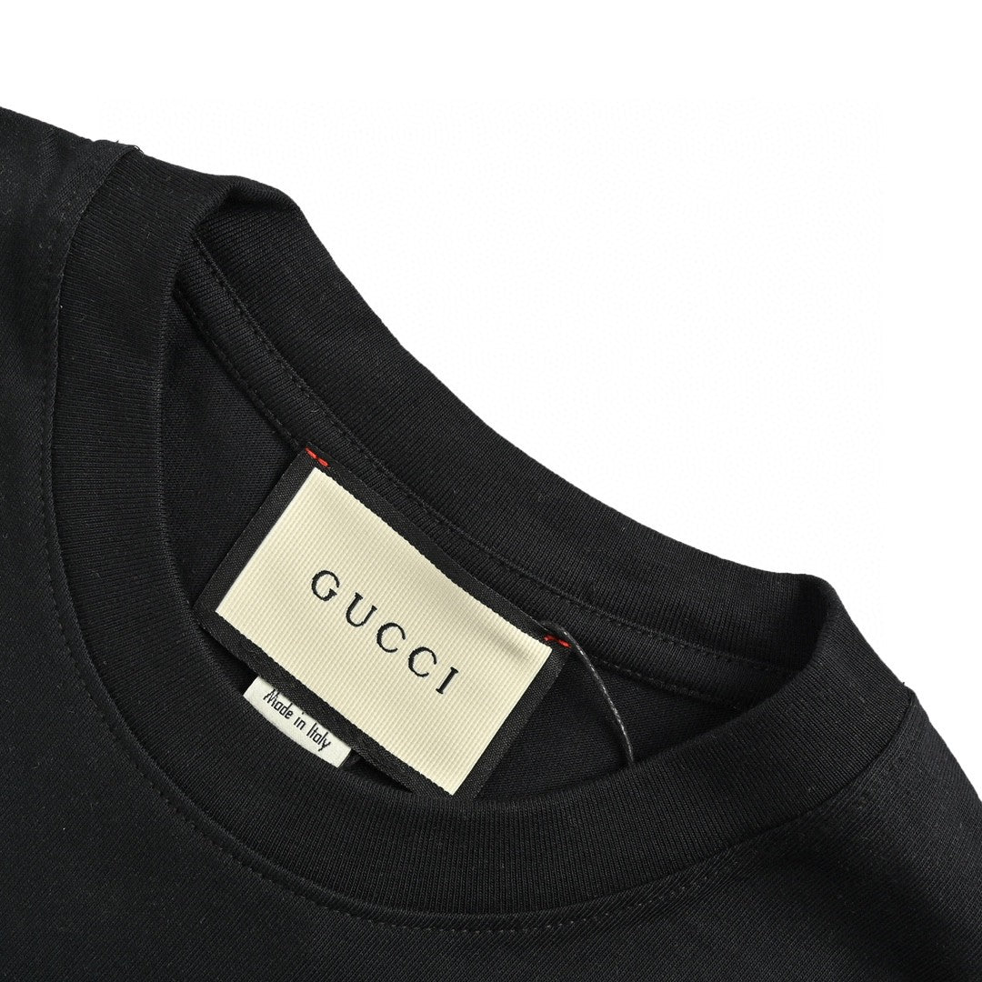 Gucci Dragon Graphic T-shirt (black) Unisex Streetwear Limited Edition - This black Gucci T-shirt features a striking dragon graphic, making it a standout piece in