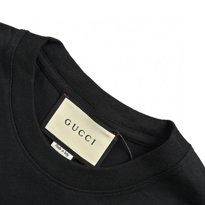 Gucci Dragon Graphic T-shirt (black) Unisex Streetwear Limited Edition - This black Gucci T-shirt features a striking dragon graphic, making it a standout piece in