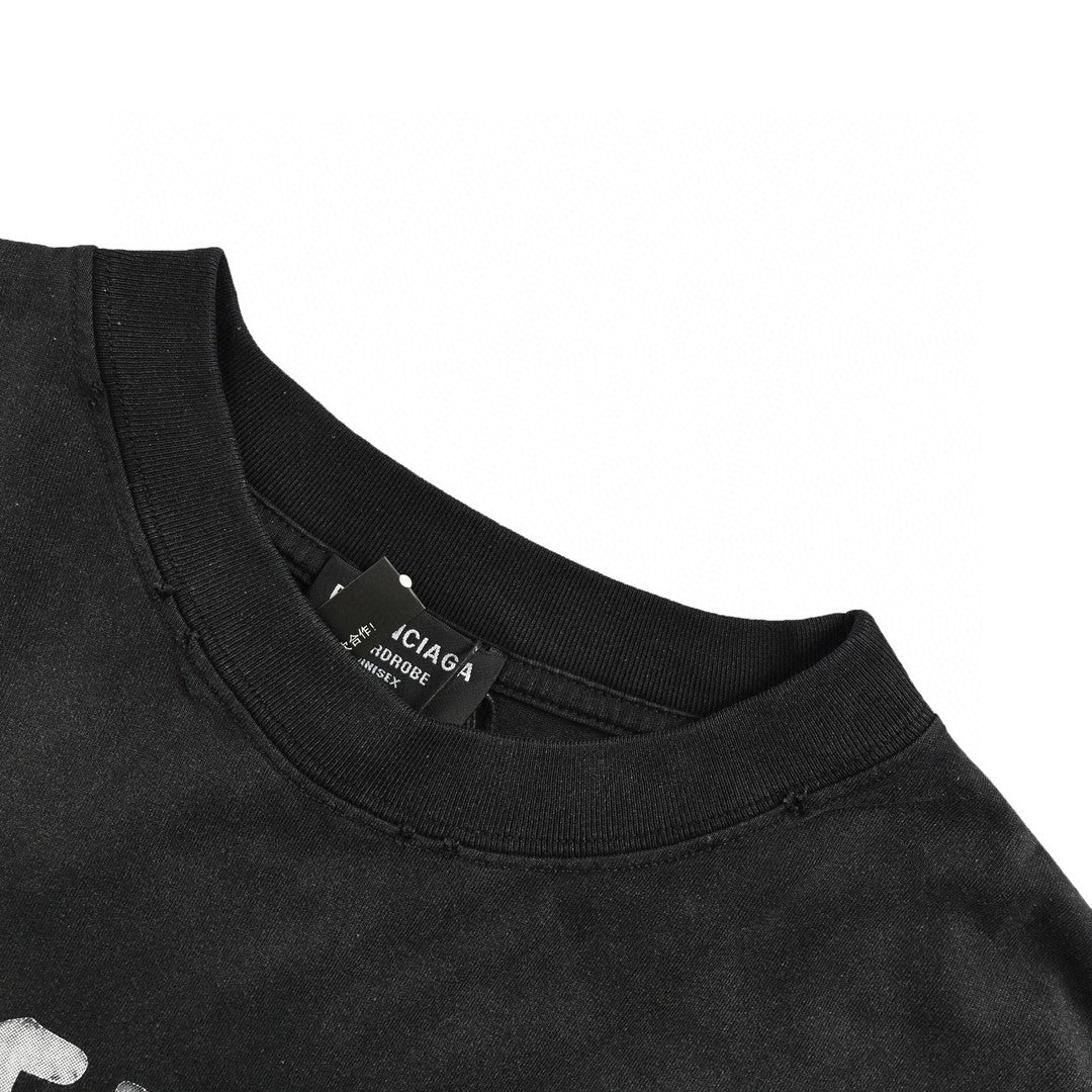 Camiseta Balenciaga con logo pintado con aerosol (negra)