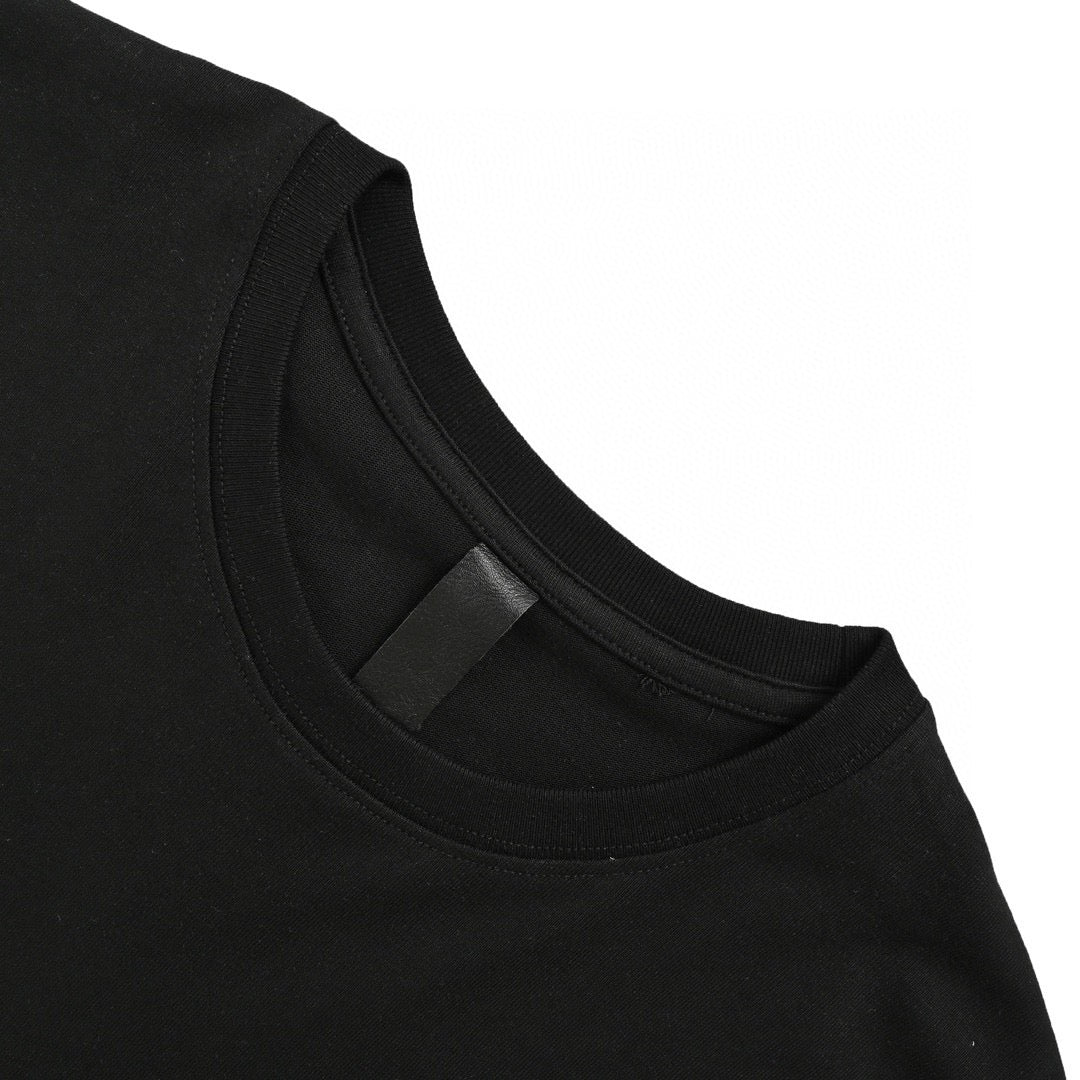 Gucci Apple Logo T-shirt (black) Unisex Streetwear Limited Edition - Add a fun and vibrant piece to your wardrobe with the Gucci Apple Logo T-Shirt.