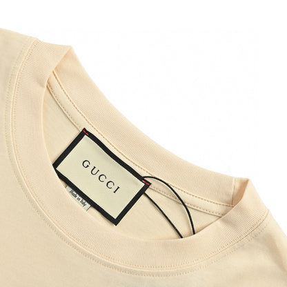 Camiseta Gucci con logo salpicado (Beige)