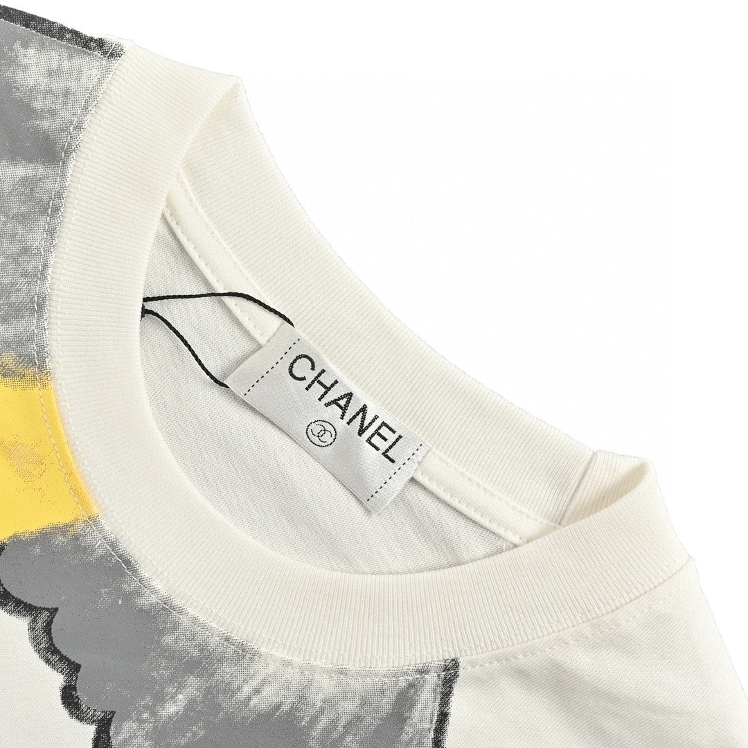 T-shirt blanc Chanel avec le slogan "Les femmes sauveront le monde"