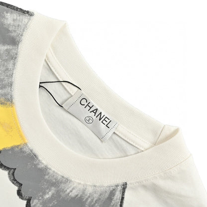 T-shirt blanc Chanel avec le slogan "Les femmes sauveront le monde"