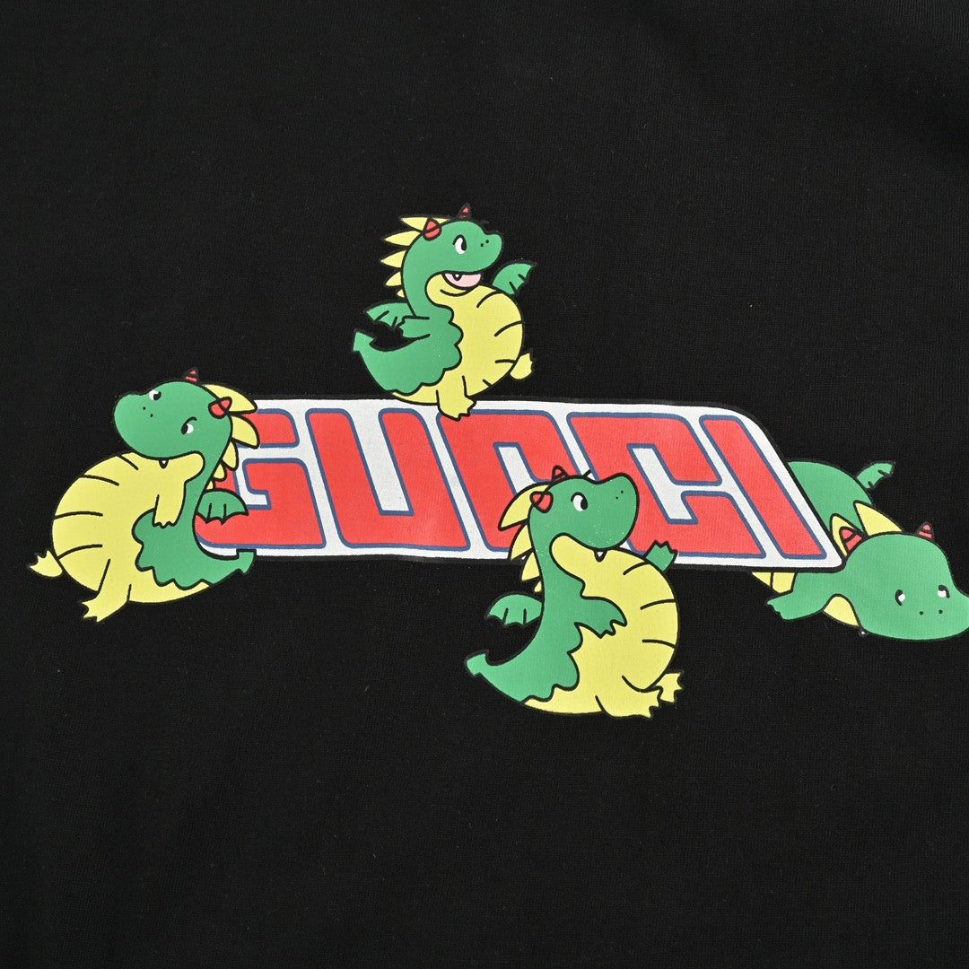 Camiseta negra Gucci con estampado de dinosaurio