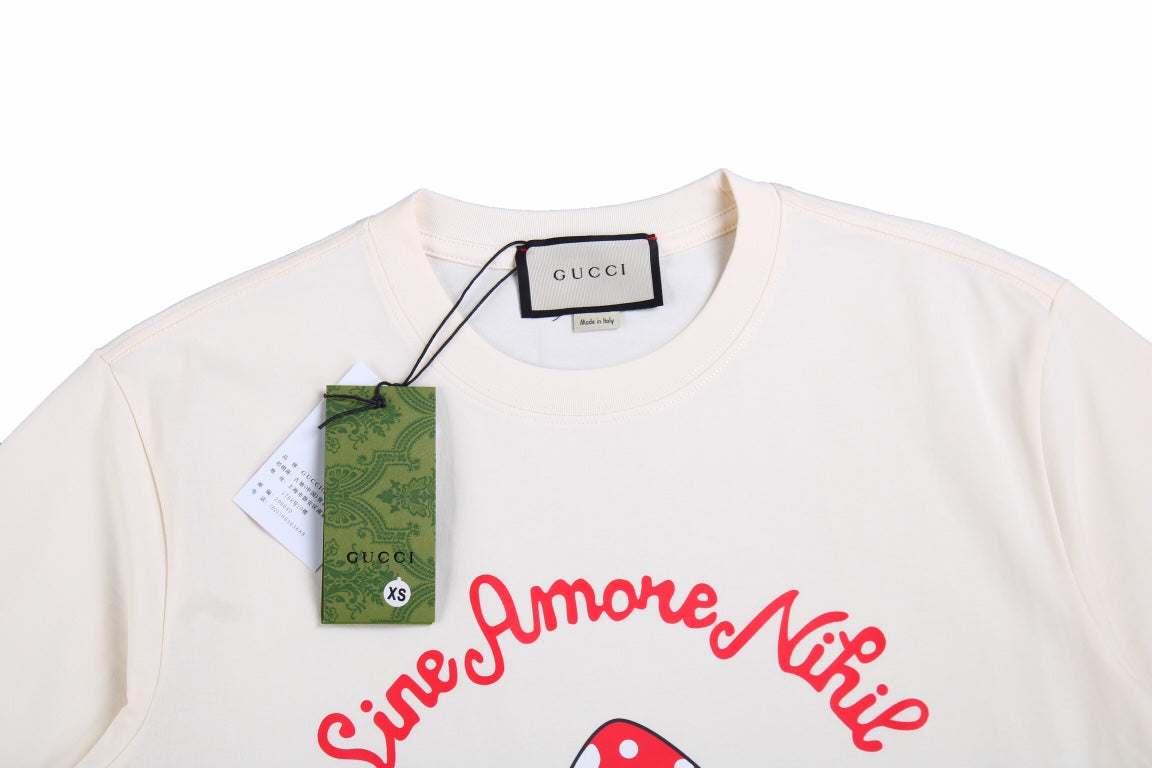 Camiseta Gucci con estampado de setas (Crema)