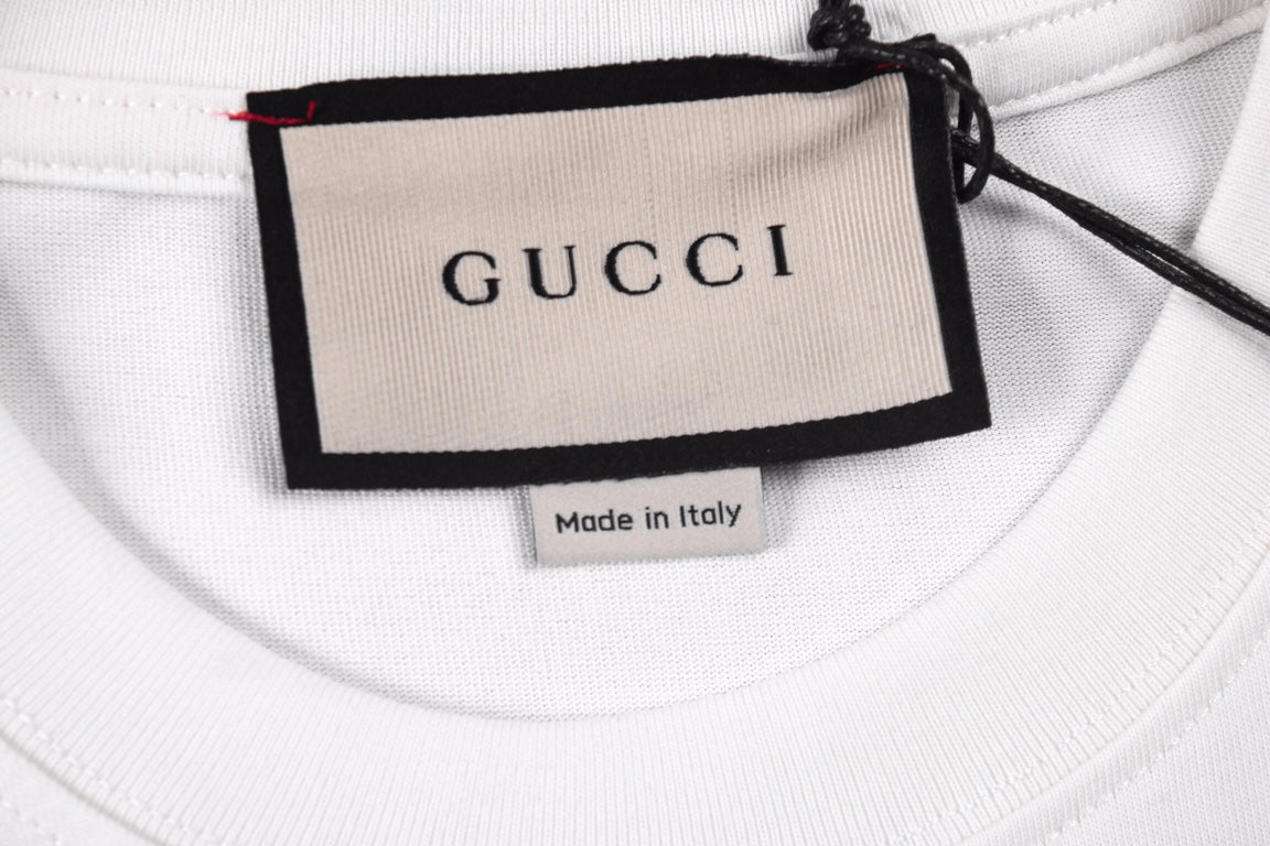 Gucci Rainbow Lightning T-shirt (white) Unisex Streetwear Limited Edition - <span>Stylish white t-shirt featuring a bold, rainbow-colored Gucci logo with striking lightning bolt accents. Made
