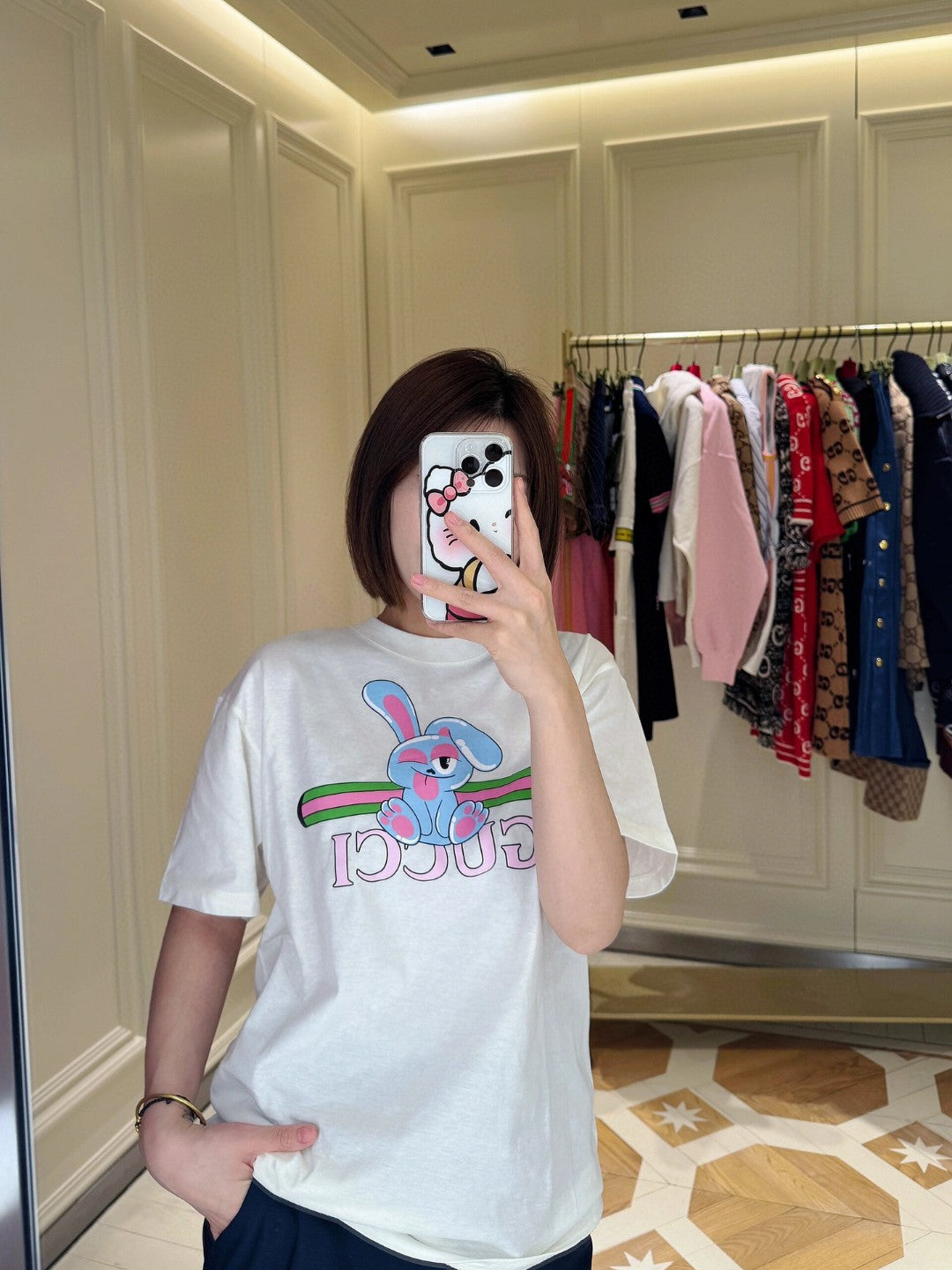 Camiseta gráfica de Gucci con conejito