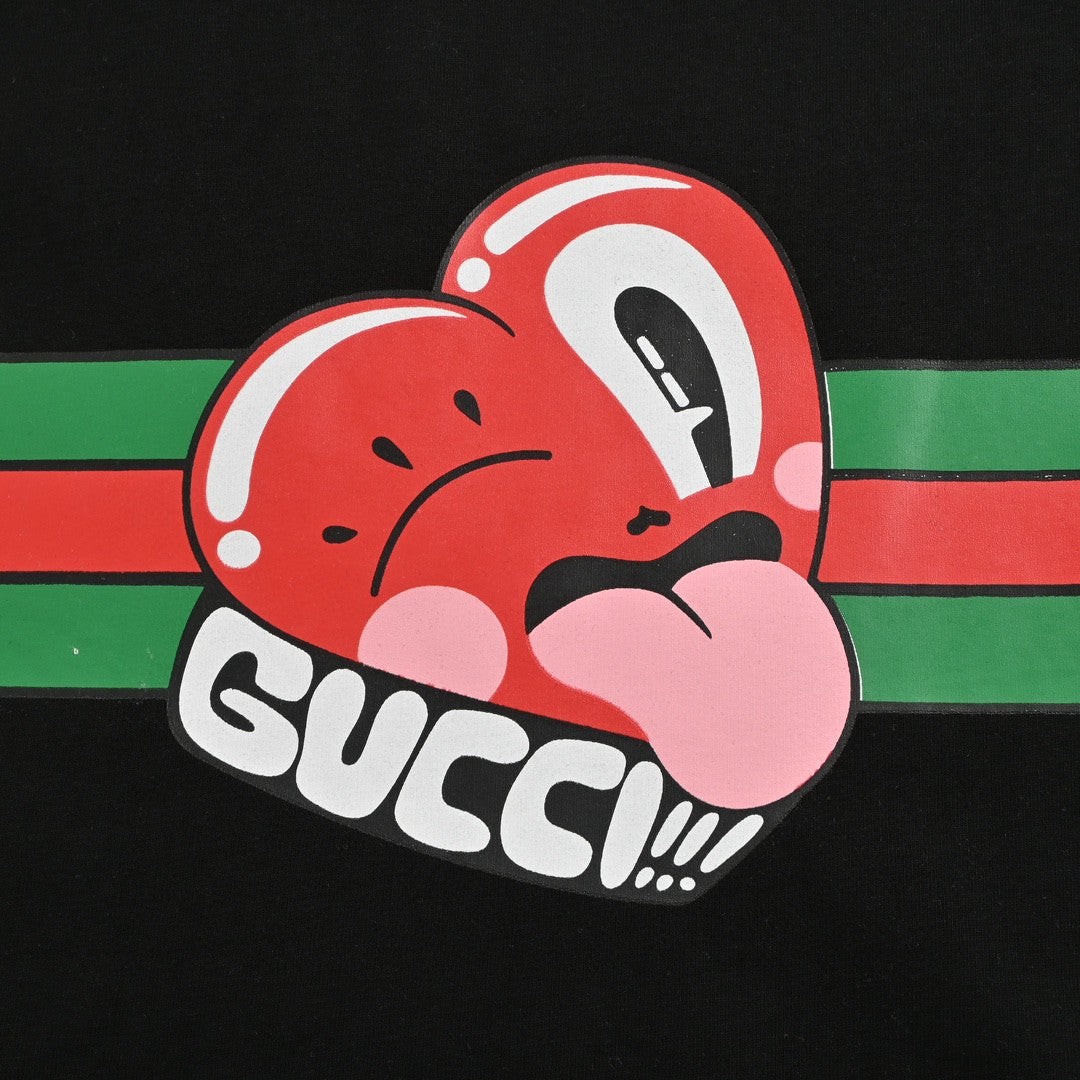 Camiseta negra Gucci con estampado de corazón