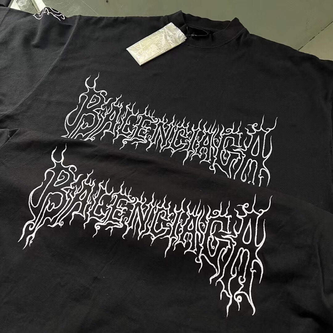 Camiseta Balenciaga con el logo de la llama gótica