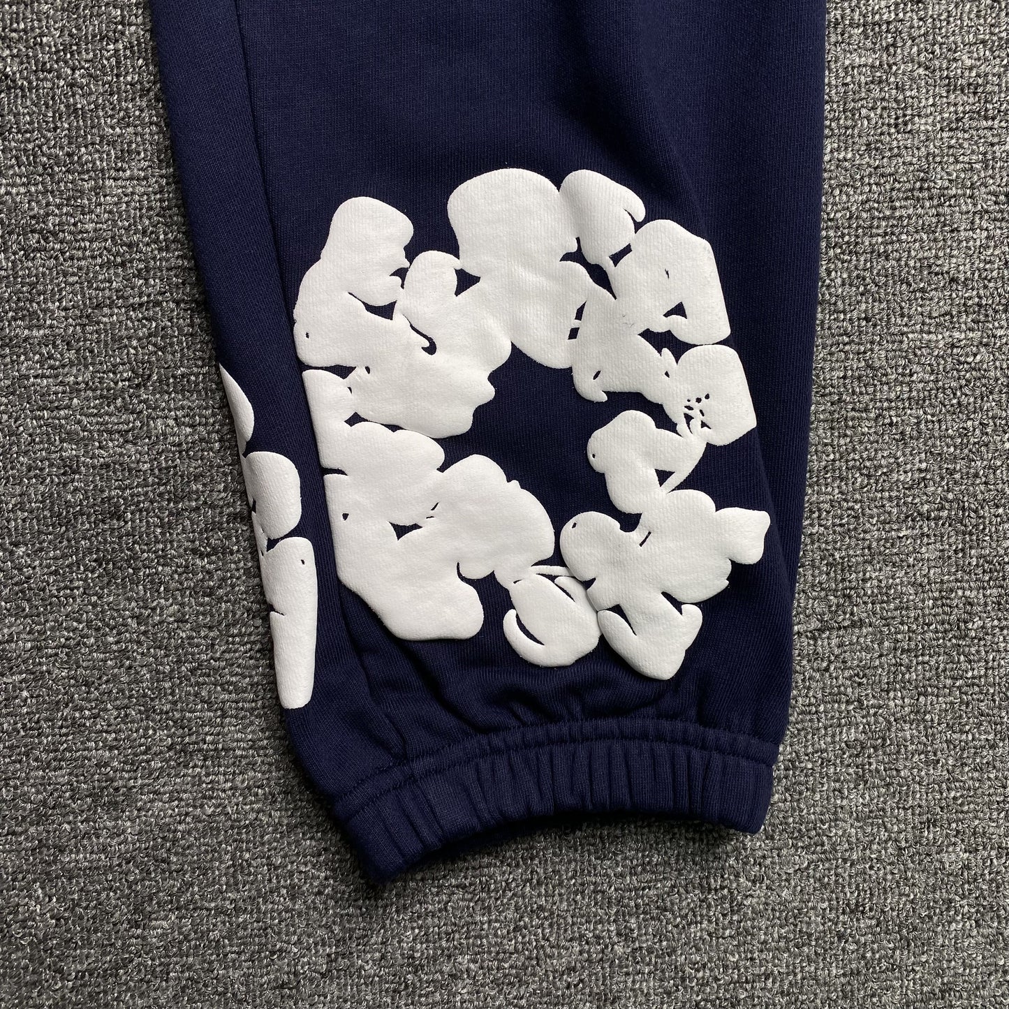 PANTALONES DEPORTIVOS DENIM TEARS CON CORONA DE ALGODÓN AZUL MARINO