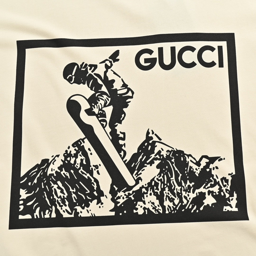 Camiseta con gráfico de snowboarder de Gucci
