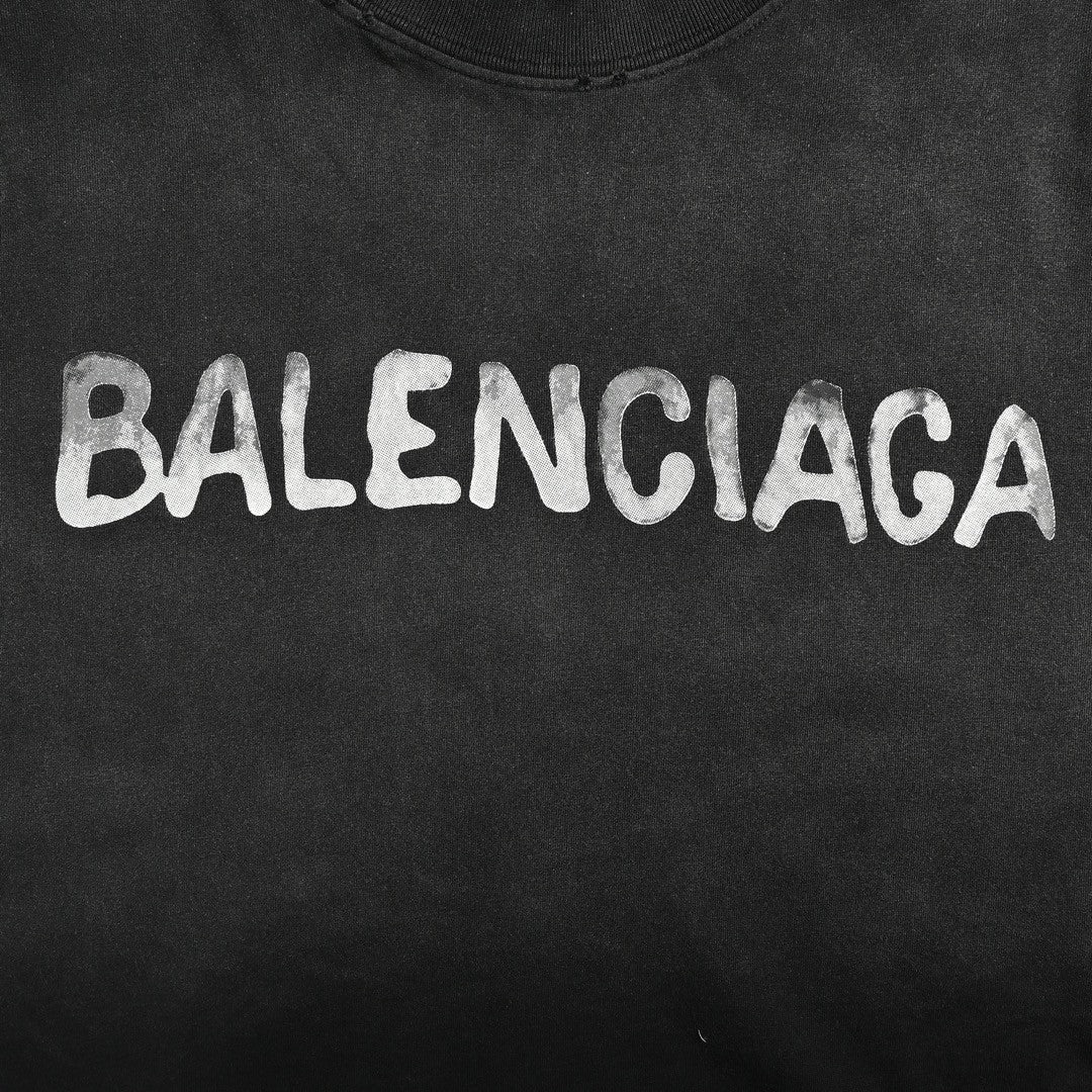 Camiseta Balenciaga con logo pintado con aerosol (negra)