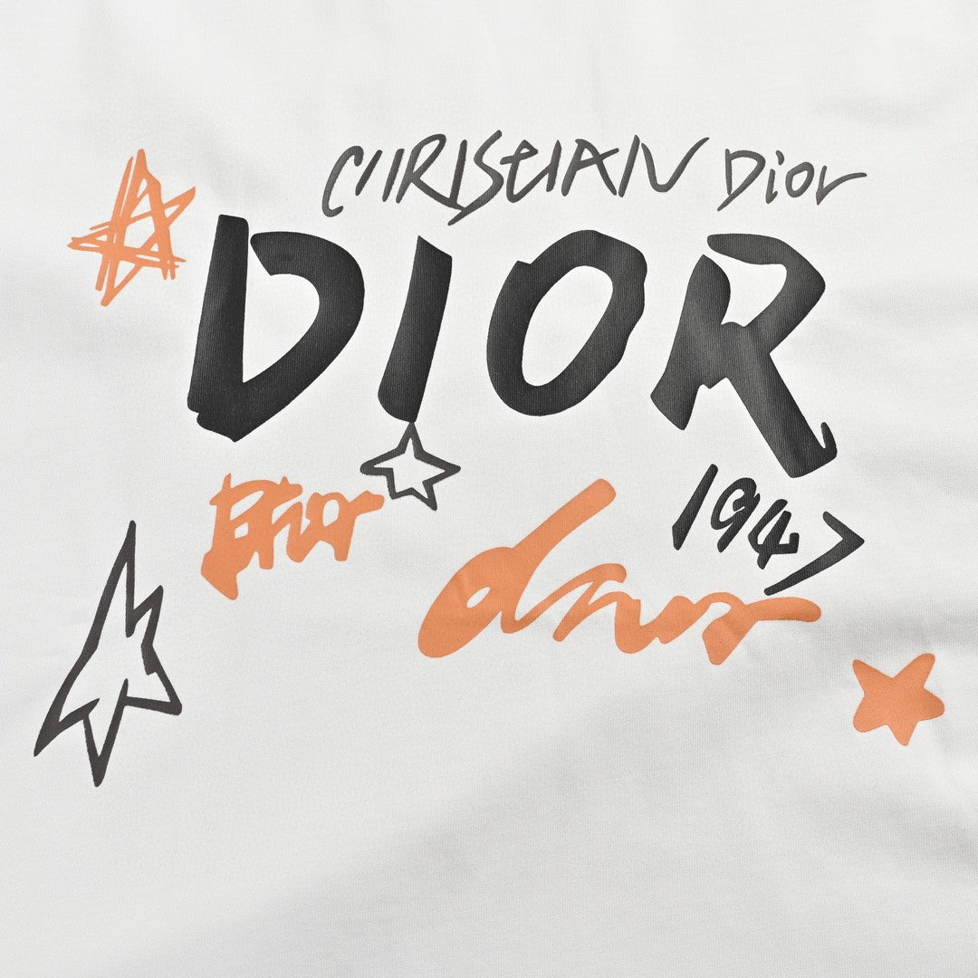 Camiseta blanca con gráfico de Christian Dior.