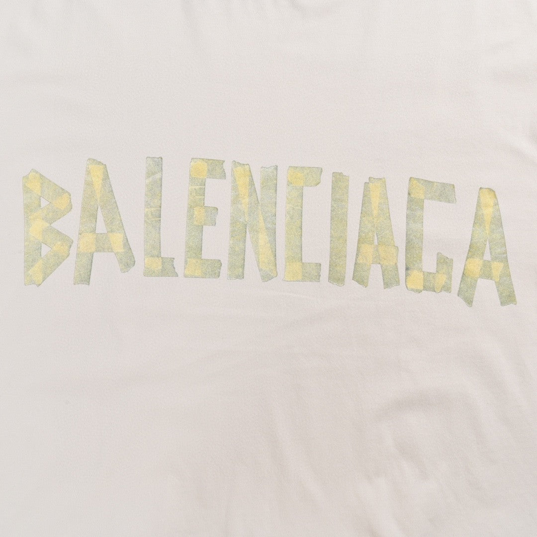Camiseta Balenciaga Pastel Logo en color blanco hueso